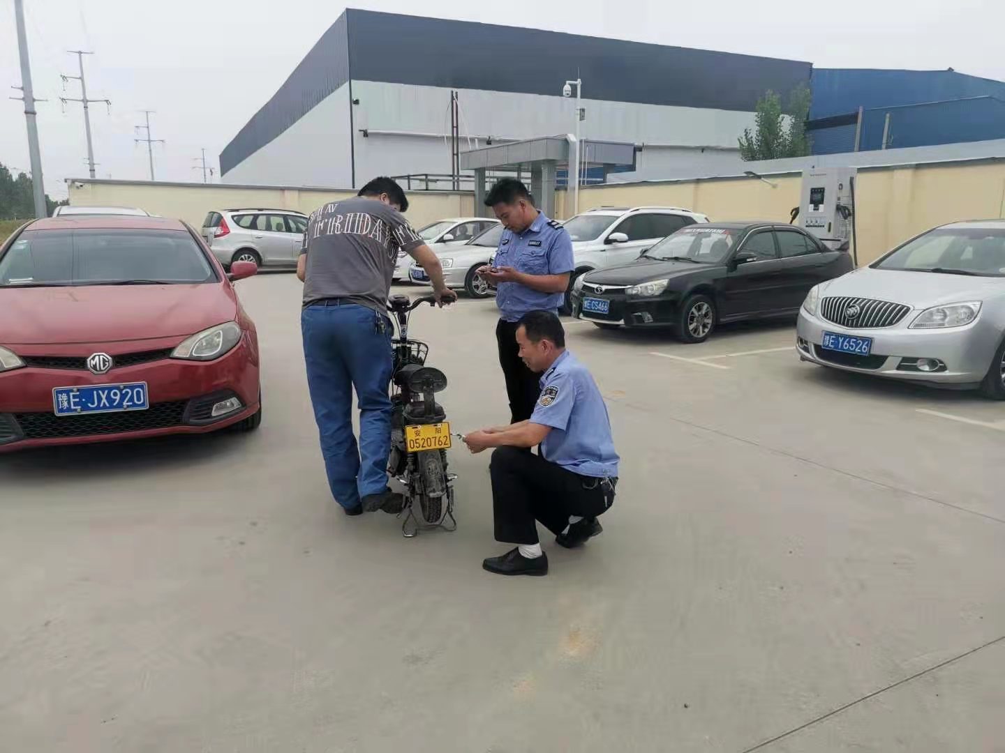 我為群眾辦實事︱太貼心了！公司門口就可以辦理電動車上牌