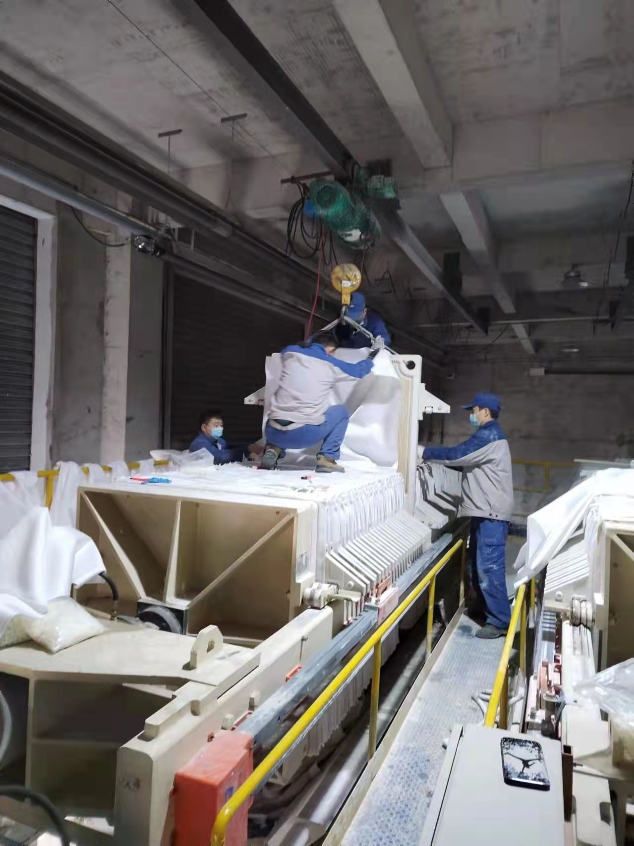 光伏新材料：春寒料峭斗志昂，爭分奪秒換布忙