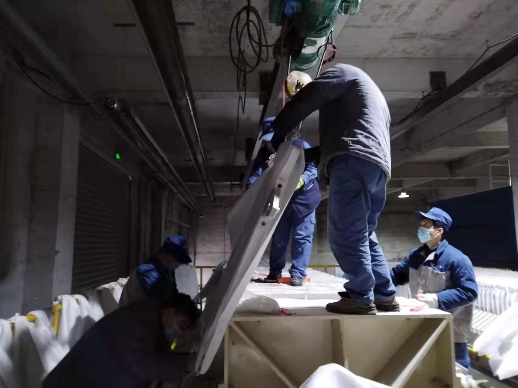光伏新材料：春寒料峭斗志昂，爭分奪秒換布忙