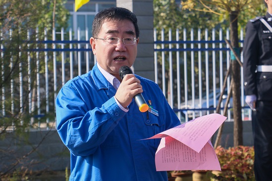 五星紅旗，我愿做你光華中淡淡的一筆——安彩高科舉行 國(guó)慶升旗儀式