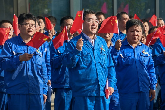 五星紅旗，我愿做你光華中淡淡的一筆——安彩高科舉行 國(guó)慶升旗儀式
